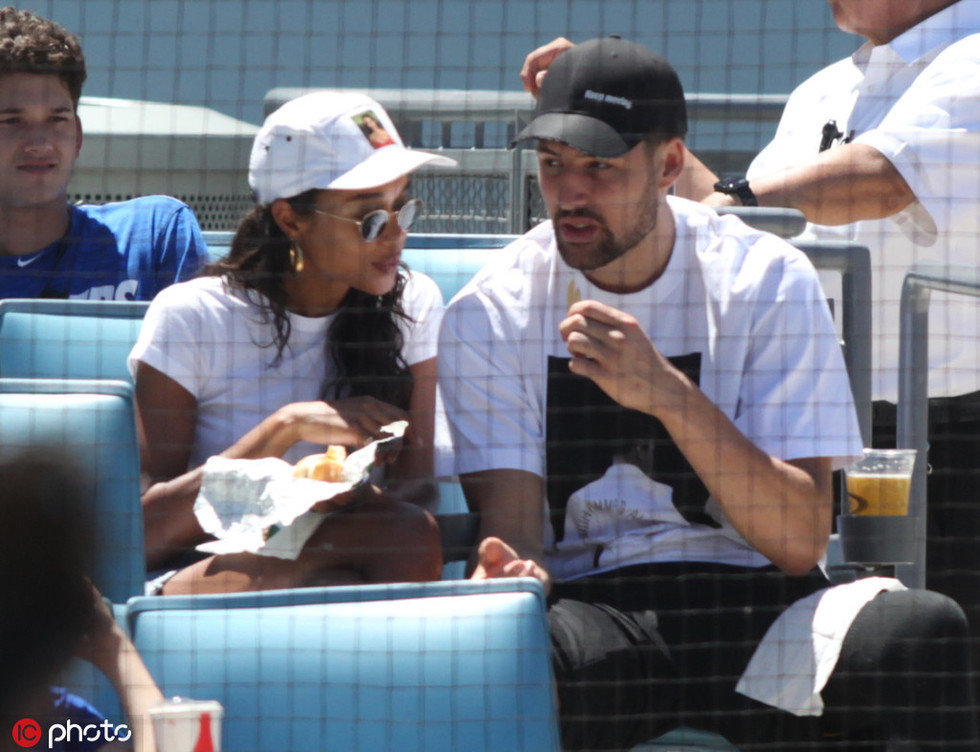 海港举办赛季总结会，王燊超乘直升机带冠军奖杯入场（海港举行赛季总结会，王燊超乘直升机捧杯亮相）