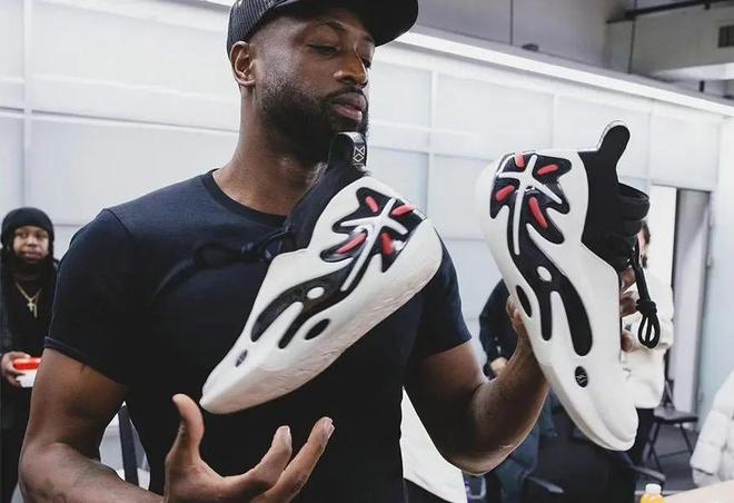 赫内斯：明年目标是德甲冠军；已准备庆祝活动？我们不想傲慢（赫内斯：下赛季目标德甲冠军；庆祝提前准备？不，我们不想显得傲慢）