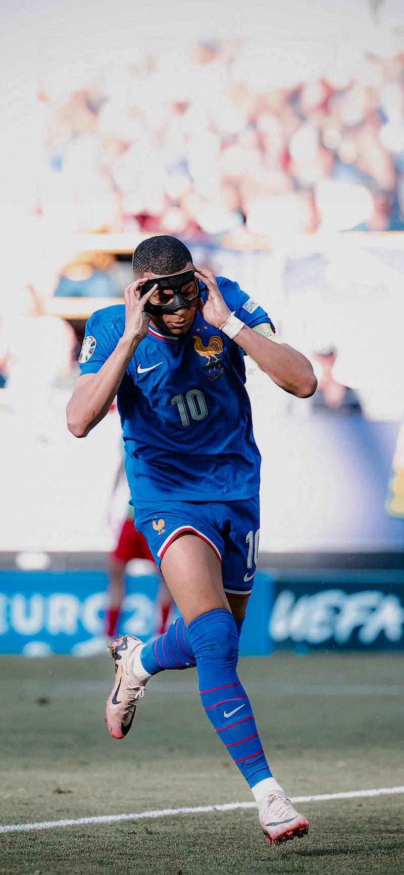 江苏节日！苏超决赛赛前南通队球迷场外集结为球队助威（江苏狂欢日！苏超决赛前南通球迷场外齐聚为队助威）