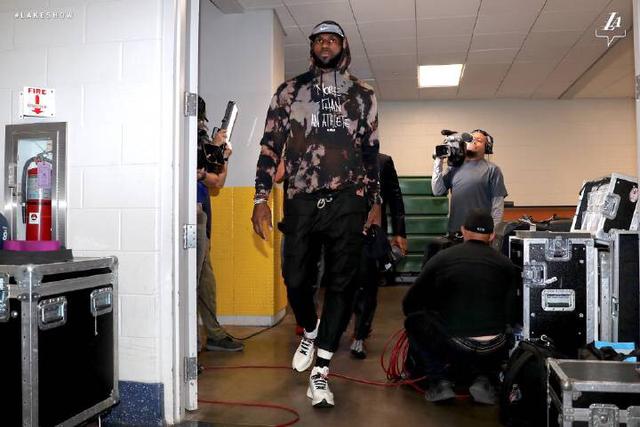 米歇尔：利瓦科维奇表示不愿比赛，加萨尼加曾在38度高烧出场（米歇尔曝：利瓦科维奇不愿出赛，加萨尼加曾发烧38℃仍出场）