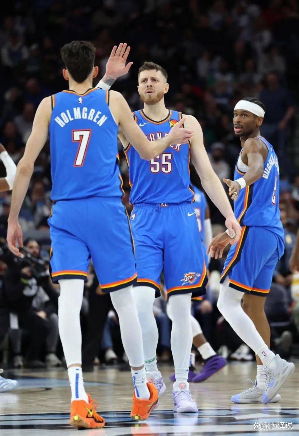 中场一脚直塞把后防撕开了（中场一记直传洞穿防线）