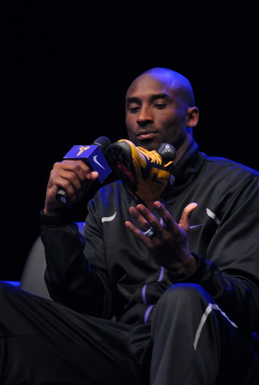 活力十足！伊森连续拿分 帮助火箭保持场上优势（能量爆棚！伊森连连得分助火箭稳住场上优势）