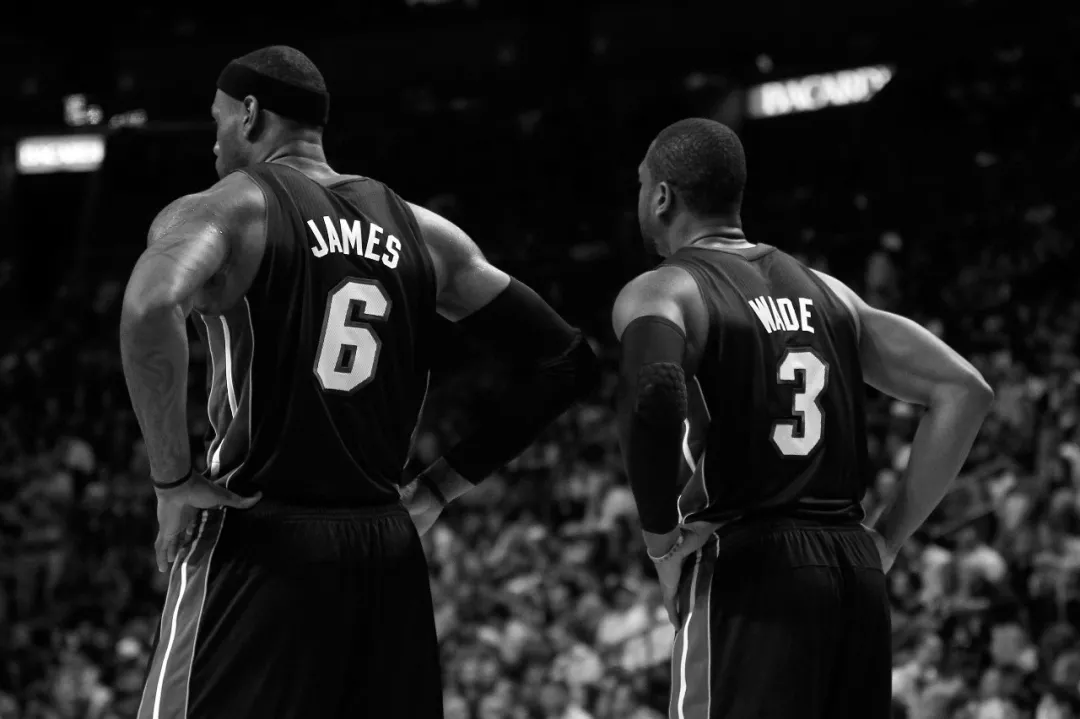 史诗级冷门！十人埃弗顿创历史，客场掀翻曼联（十人埃弗顿客场逆袭曼联，缔造历史性大冷门）