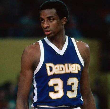 皮克：巴萨是所有冠军的有力竞争者，包括欧冠冠军（皮克：巴萨有实力争夺所有冠军，欧冠也不例外）