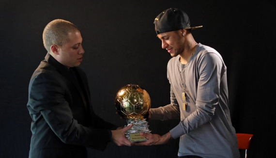 海港亚冠赛前Vlog：吉祥物伊戈已量产；林皇再度作客上海滩（海港亚冠备战Vlog：伊戈吉祥物量产上线，林皇再临上海滩）