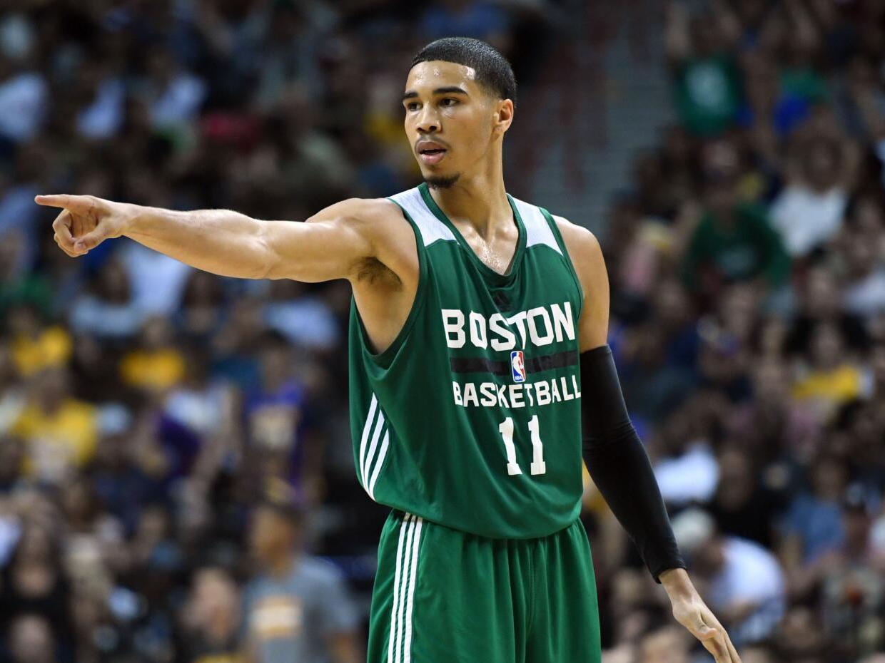 巴萨遭遇危险对手！法兰克福进攻凶猛防守漏洞百出，欧冠生死战提前上演（欧冠生死前哨战：巴萨硬碰法兰克福，对手进攻凶猛、后防漏洞频出）