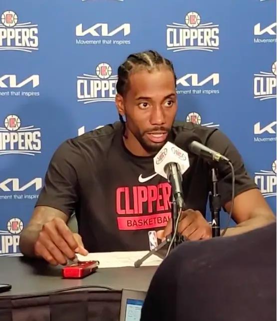 半岛都市报：赛季至今保持全胜 失去杨瀚森的青岛为何能成黑马？（半岛都市报：杨瀚森离队仍全胜，青岛缘何逆袭成黑马？）