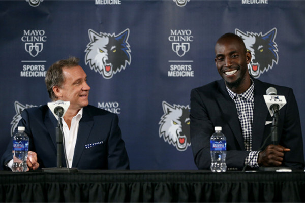 维拉客场4-3逆转布莱顿，终结其英超主场不败纪录，升至第三名。（维拉客场4-3逆转布莱顿，终结其主场不败，排名升至第三）