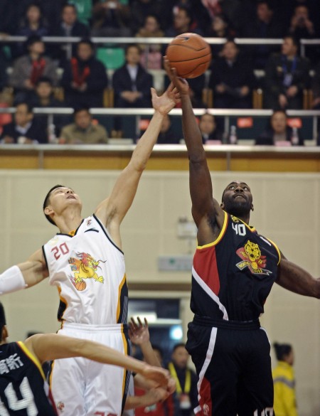 足协杯赛前举办垫场赛，张凌峰等四名成年球员对阵五十名小球员（足协杯赛前上演趣味垫场赛：张凌峰等4位成年球员对阵50名小球员）