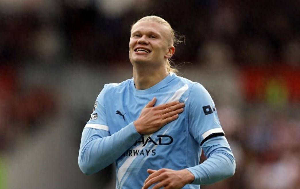 真神了！阿努诺比反击顺步突破 对抗科内特单手高难度打板上篮！（太秀了！阿努诺比快攻顺步突进，迎着科内特单手高难度打板上篮得手！）