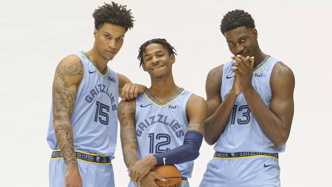 西足协前主席鲁比亚莱斯在发布会被扔鸡蛋，试图回击但被拦住（西班牙足协前主席鲁比亚莱斯发布会上遭扔鸡蛋，欲反击被阻止）