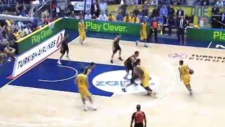 洛城德比！湖人官推晒赛前入场照：比赛时间将至（洛杉矶德比在即：湖人官方社媒发布赛前入场照）