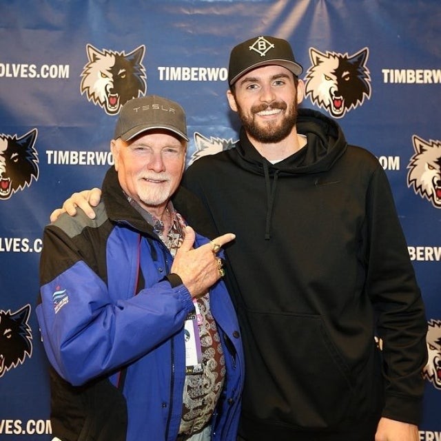 塞维球迷不满球队表现，向球场投掷杂物导致德比战暂停18分钟（塞维利亚球迷不满球队表现向场内掷物，德比战被迫中断18分钟）