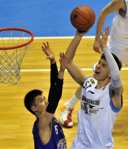 火箭两大角色球员发力，史密斯攻防全面提升，亚当斯篮板稳如磐石（火箭两员悍将齐爆发：史密斯攻防进阶，亚当斯篮板稳如泰山）