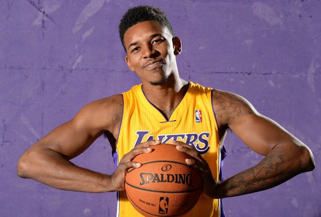 约基奇半场数据惊艳，展现全面实力（约基奇半场表现爆棚，全能实力尽显）