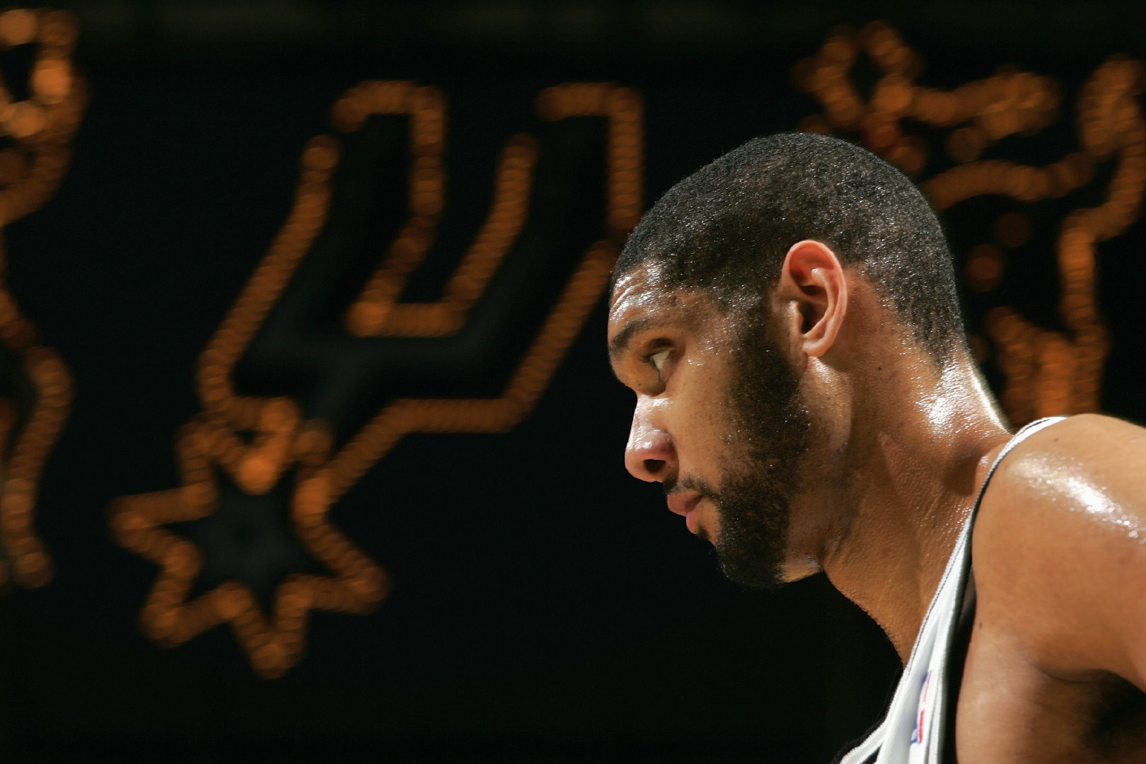 混音社媒发布赛前球员通道照：杨瀚森身着印有自己名字卫衣出镜（混音社媒晒赛前通道照：杨瀚森穿印名卫衣亮相）