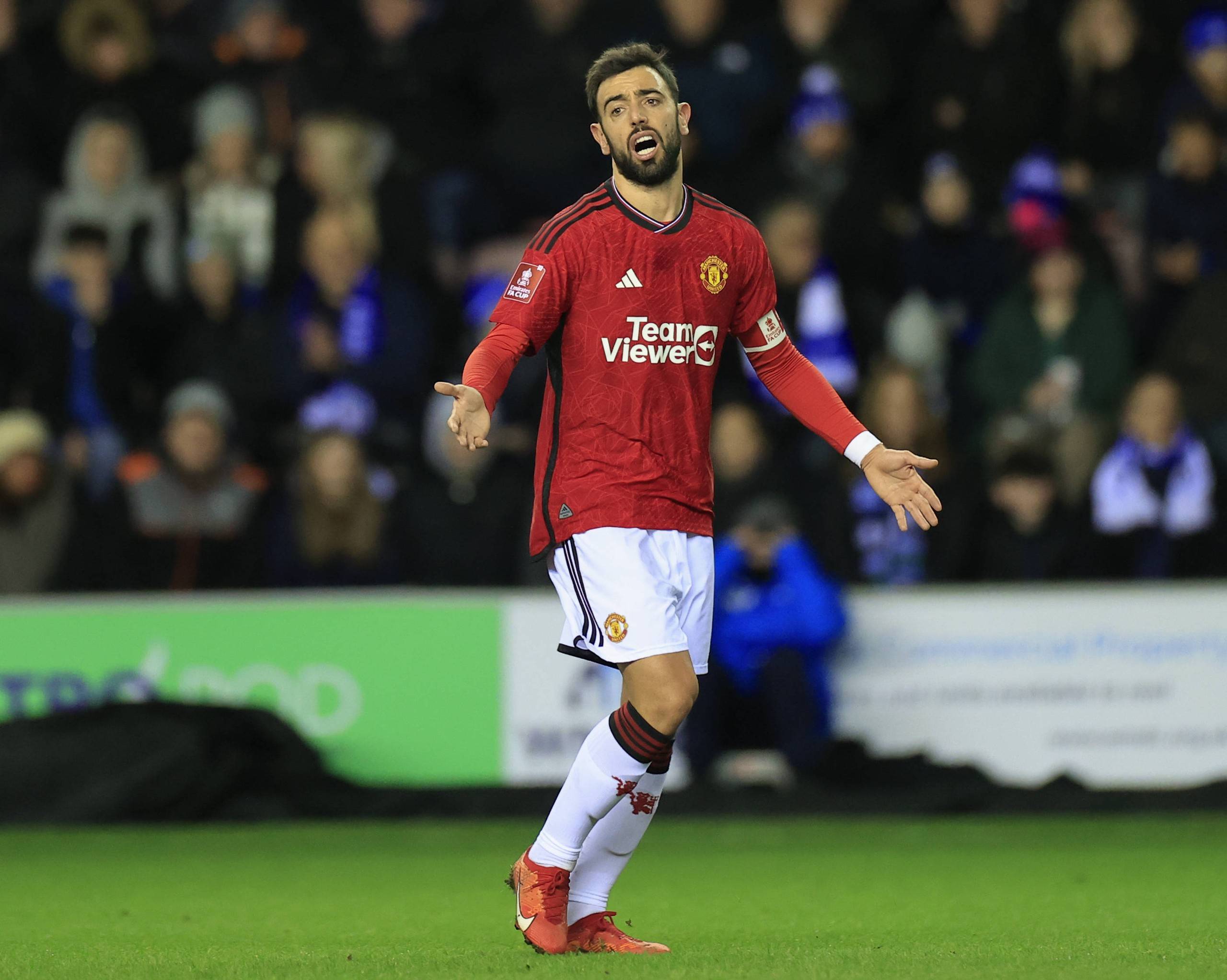 图片报：多特内部认为小贝林踢得过于保守，不过仍然信任他（图片报：多特内部称小贝林踢法过稳，信任不变）