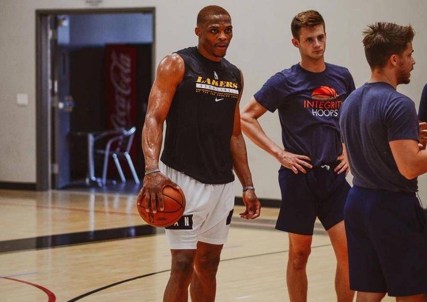 斯帕莱蒂：孔蒂是一位顶级教练，对阵那不勒斯我们会全力以赴（斯帕莱蒂：孔蒂堪称顶级主帅，迎战那不勒斯誓尽全力）