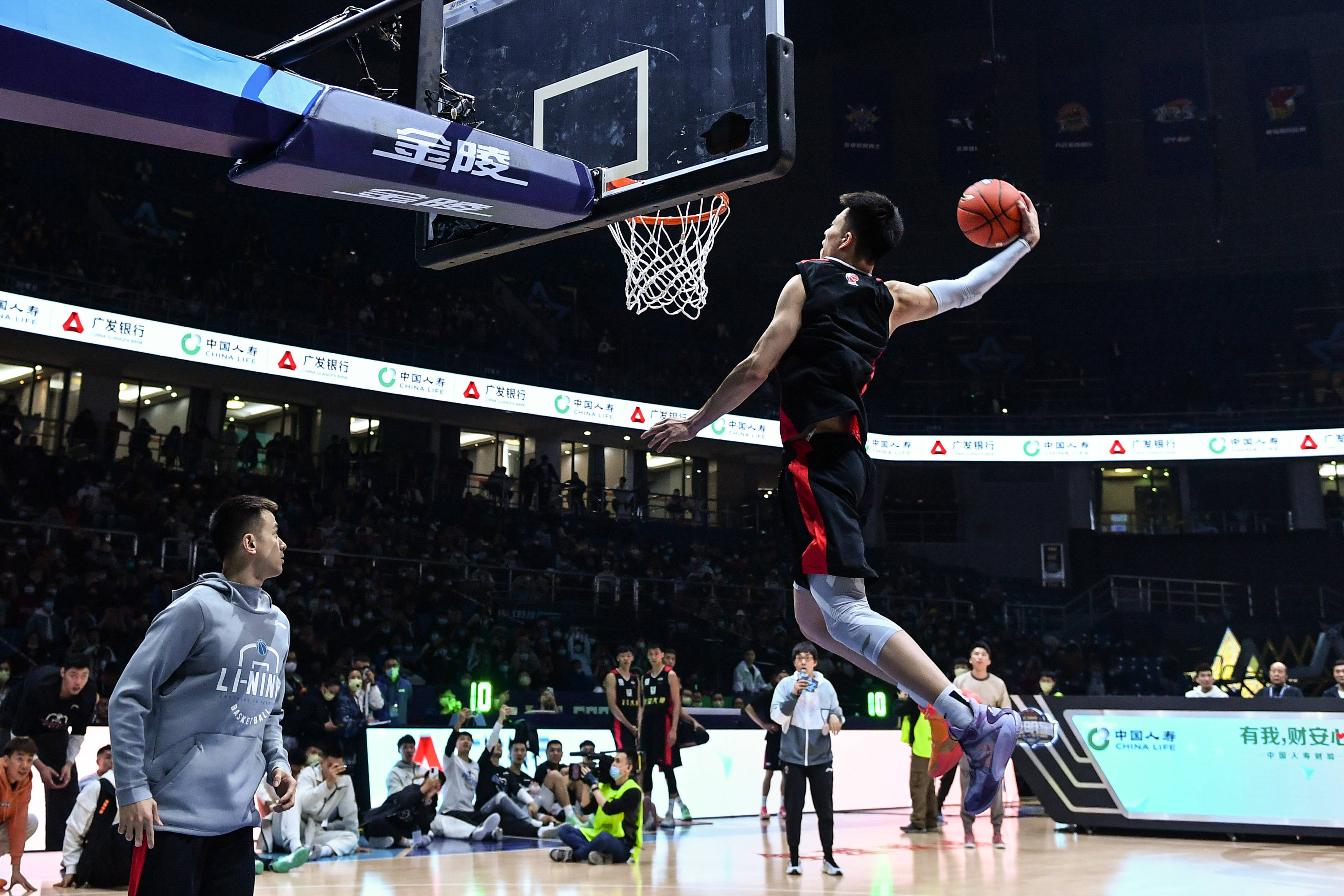 西媒：皇马承认维尼修斯被负面舆论包围，但俱乐部全力支持他（西媒：皇马称维尼修斯深陷负面舆论，但俱乐部坚定力挺）