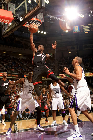 拜仁莱万多夫斯基关键进球锁定胜局（莱万致胜球助拜仁全取三分）